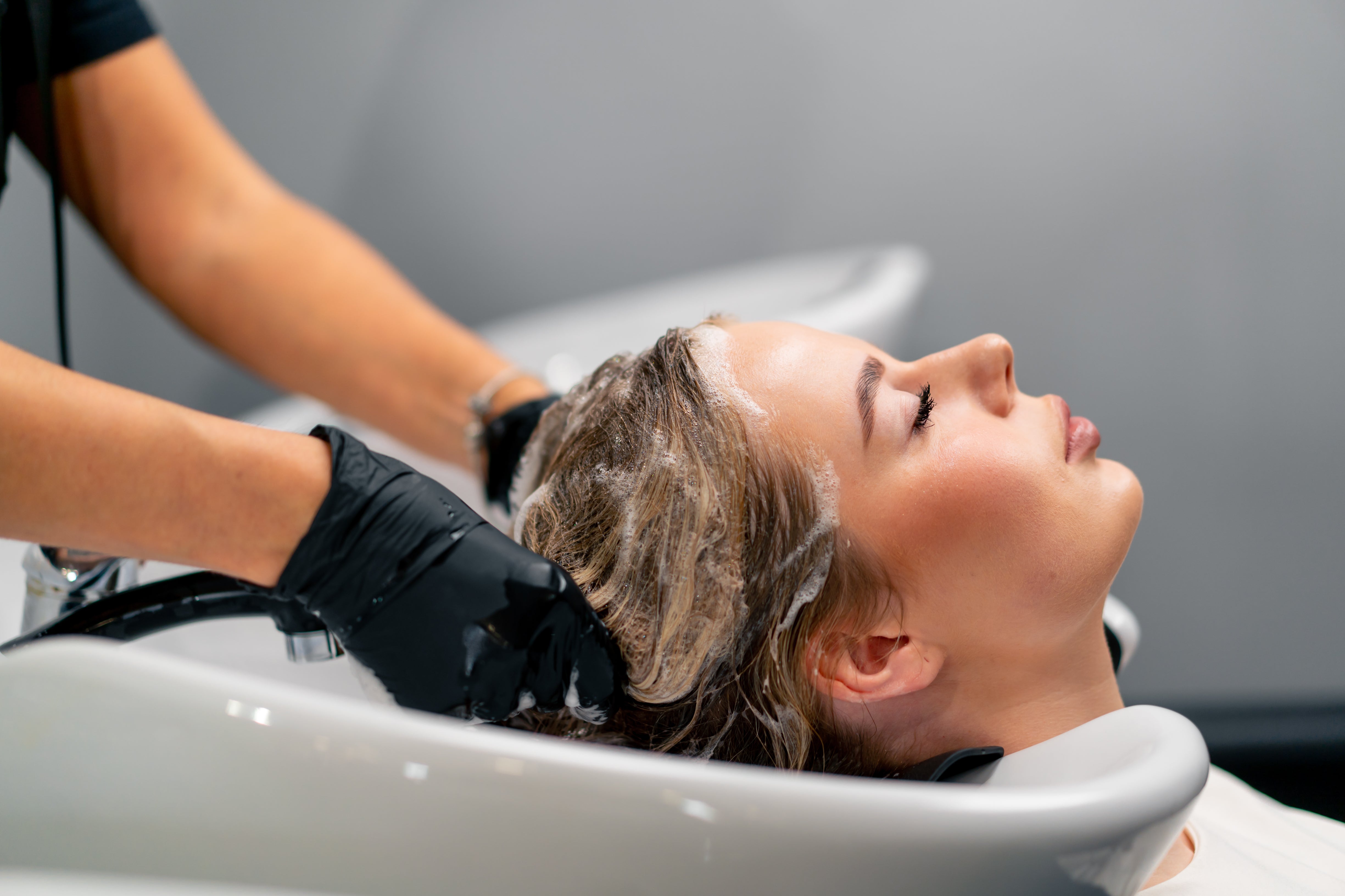 Trattamento Capelli Settimanale Estate: La Guida Essenziale